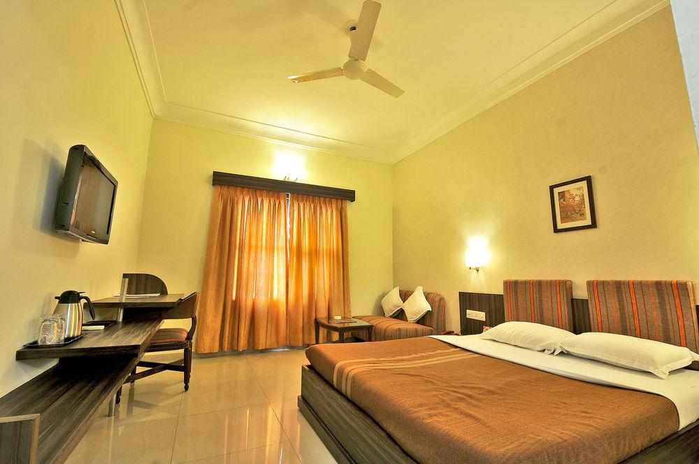Hotel The Westend Ahmedabad Exterior photo