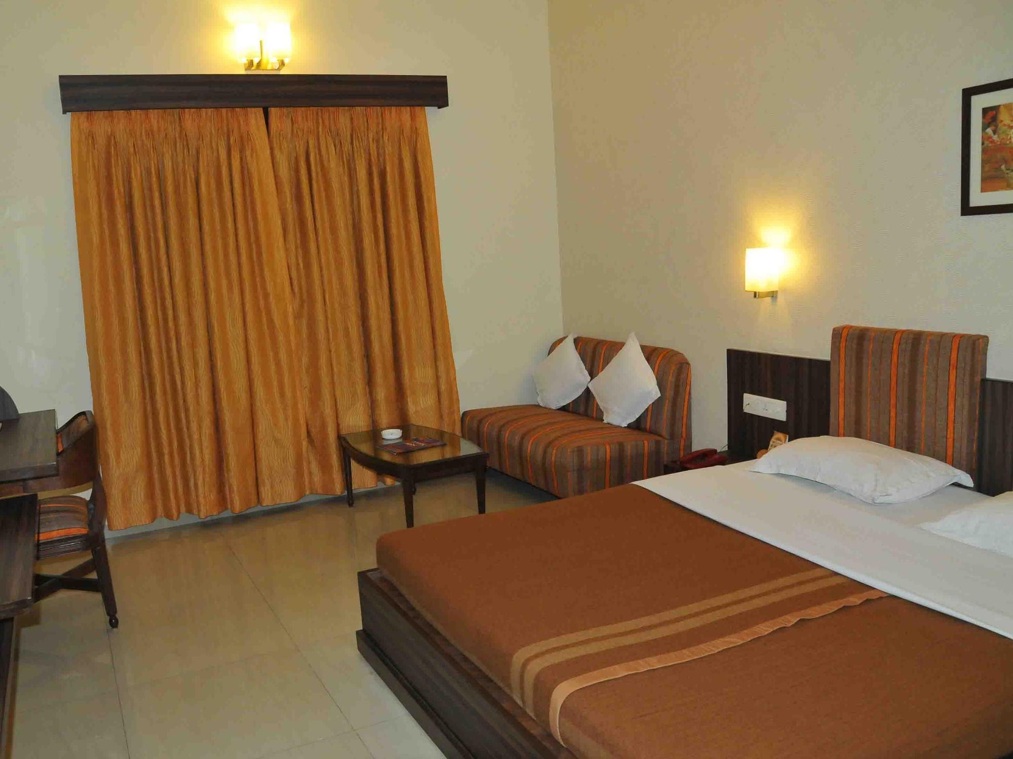 Hotel The Westend Ahmedabad Exterior photo